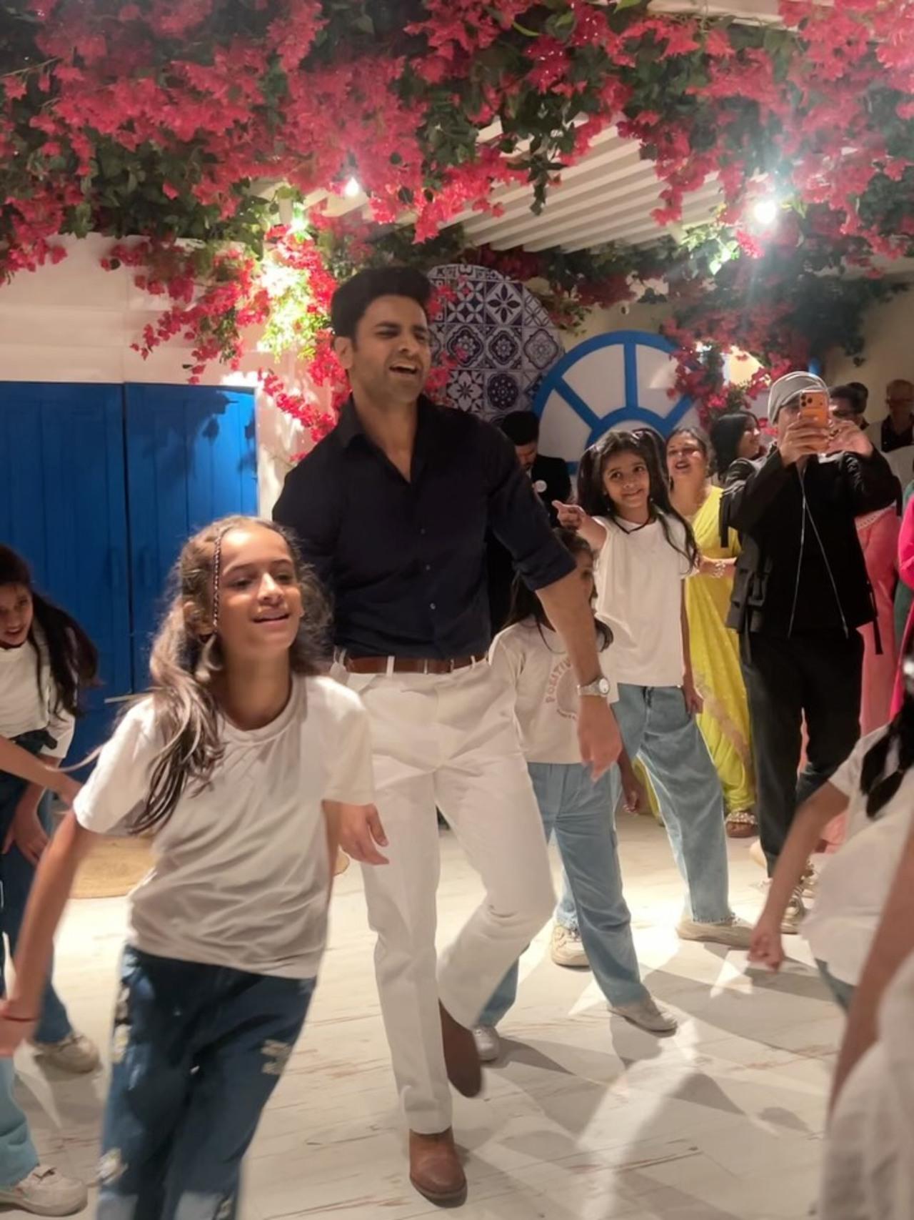 In several viral videos, Vivek was spotted dancing with kids at the event. The soon-to-be dad also gave a special performance for Divyanka.